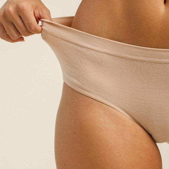 hipster model açık ten rengi ultra esnek ürün model üzerinde, önden yakın detaylı